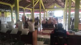 PENYALURAN BANTUAN BERAS